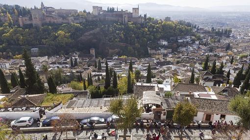 El mirador de San Nicolas en el albaicin con vistas a la Alhambra