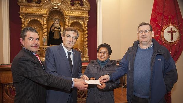 Entrega del cheque de la Agrupación a Prolibertas