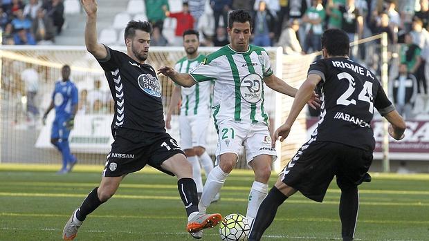 Caballero trata de zafarse de dos rivales del Lugo