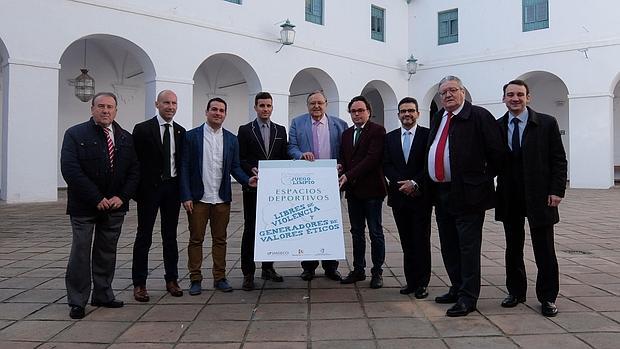 Autoridades, durante la presentación del convenio de colaboración