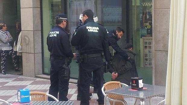 Detenido en el acto un tironero en pleno Centro