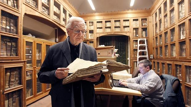 Manuel Nieto Cumplido, en el archivo de la Catedral