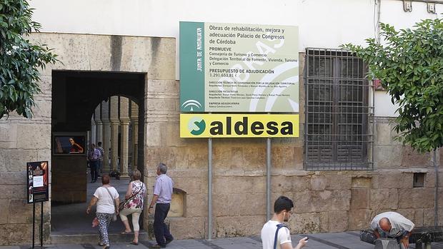 Entrada al Palacio de Exposiciones de la calle Torrijos