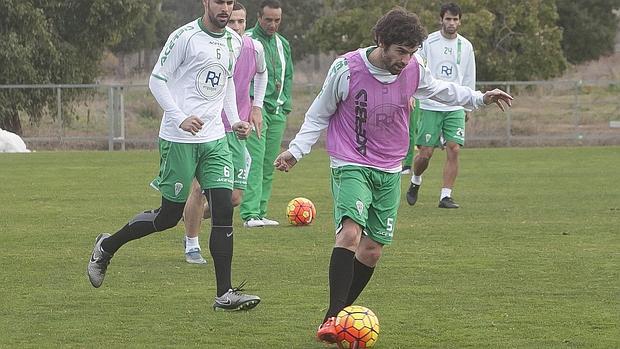 Víctor Pérez, en un entrenamiento con el Córdoba CF