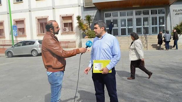 El coordinador provincial de Pacma, ayer atendiendo a los medios ante la Audiencia Provincial