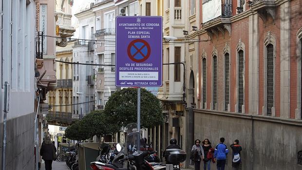 Señal sobre el plan de Semana Santa en la calle Alfonso XIII