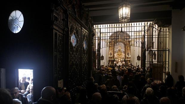 Devotos en la iglesia de Los Dolores