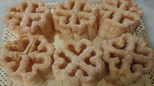 Flores de masa frita de la pastelería José David León-Salas, en Baena