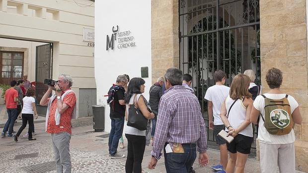 Turistas observan la entrada cerrada del Taurino una tarde de puente