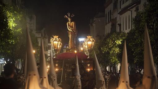 Amarrado a la columna por la calle San Fernando