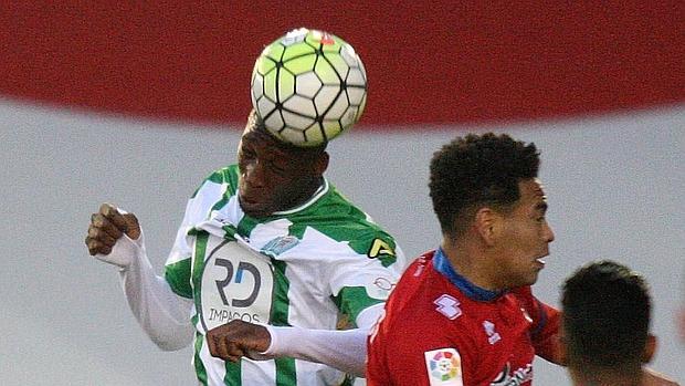 Bijimine gana un balón aéreo a un futbolista del Numancia