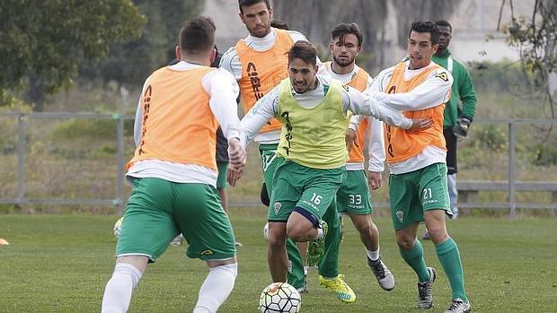 Fidel, rodeado de compañeros en un entrenamiento