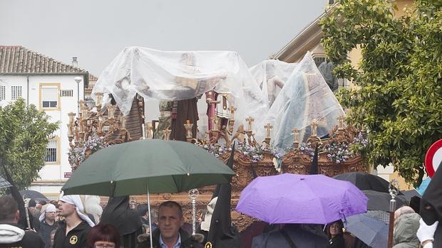 La lluvia ahoga el Domingo de Ramos