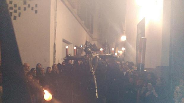 Crucificado de la hermandad del Vía Crucis, único que ha salido en este Lunes Santo