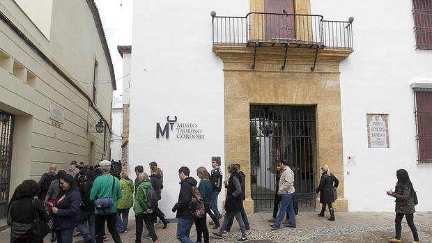 Turistas ante el Museo Taurino