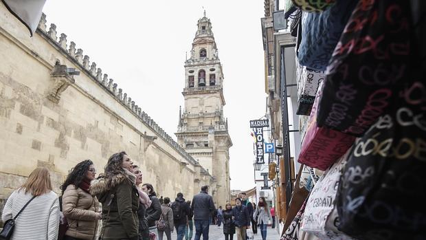 Turistas, en el entorno de la Mezquita-Catedral el puente del Día de Andalucía