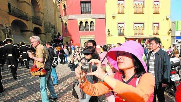Una mujer japonesa le hace fotos a una procesión