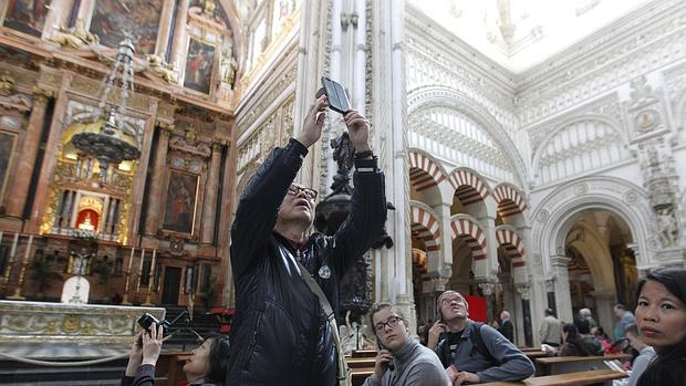 Turistas en el interior de la Mezquita-Catedral de Córdoba