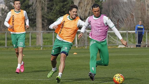 Fidel, centrocampista del Córdoba CF, junto a Raúl de Tomás