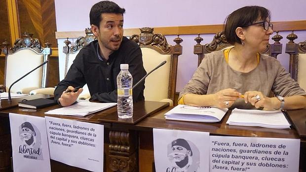 Compañeros de Bódalo durante el primer pleno celebrado en el Ayuntamiento de Jaén tras su encarcelamiento