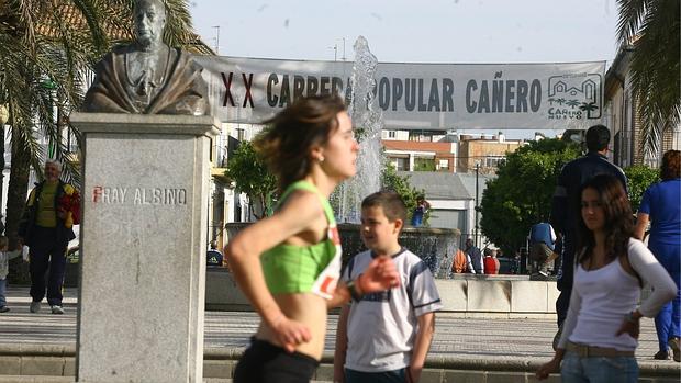 Una corredora, en una edición de la carrera popular de Cañero