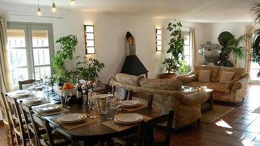 Comedor de la casa rural situado junto al pantano