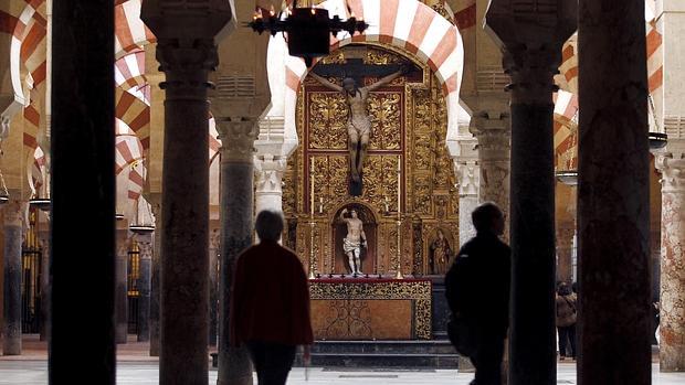 Turistas en el interior de la Mezquita-Catedral