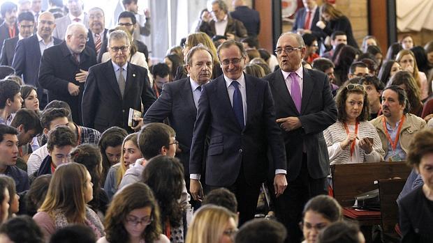 Entrada del ministro en el Salón Juan XXIII de Rabanales