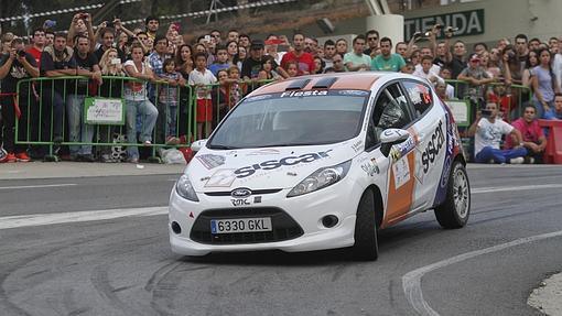 Un coche pasa para cruva «paella« de Trassierra