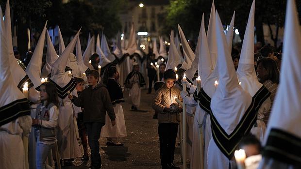 Cortejo de nazarenos de la Paz