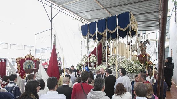 Pasos de la Entrada Triunfal en el refugio del Góngora