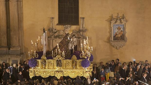 Las Angustias inició su recorrido casi una hora más tarde