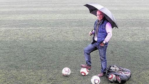 Manolín bajo la lluvia en El Arcángel