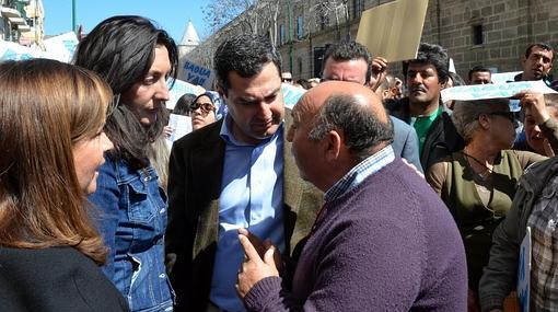 El presidente del PP andaluz, Juanma Moreno, junto a la secretaria general del PP andaluz, Loles López con representantes de los regantes