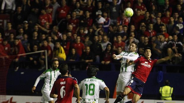 Rafa Gálvez pugna por un balón aéreo con un futbolista de Osasuna
