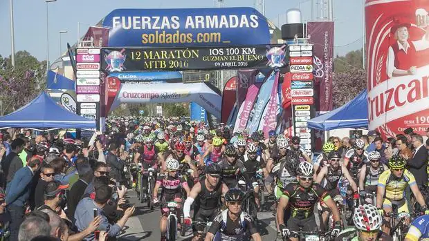 Dos millares de corredores toman la salida de la Guzmán El Bueno