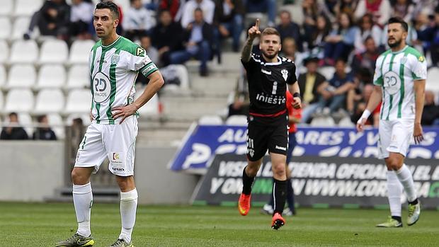 Los jugadores del Córdoba, abatidos, lamentan un gol del Albacete