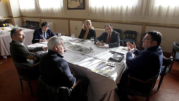 Los participantes en la sesión, con el director de ABC Córdoba, Francisco J. Poyato, y el jefe de Local, Rafael Aguilar