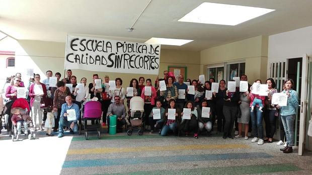 Ochenta padres se encierran en un colegio de Motril contra los recortes de la Junta