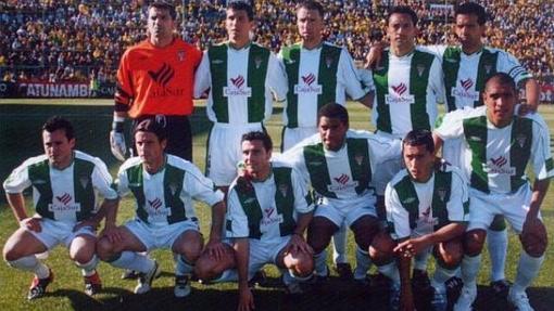 Imagen de una alineación titular del Córdoba en la temporada 2003/2004