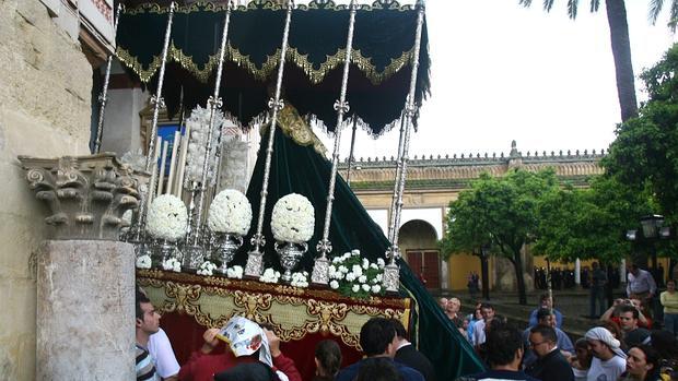 Palio del Rocío y Lágrimas entra en la Catedral tras el aguacero