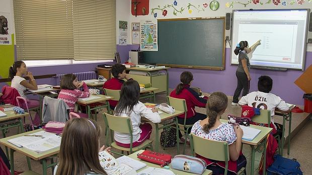 Un grupo de niños en el interior de un aula durante el transcurso de una clase