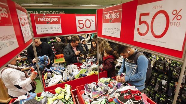 Ambiente de rebajas en enero en el Corte Inglés de Ronda de los Tejares