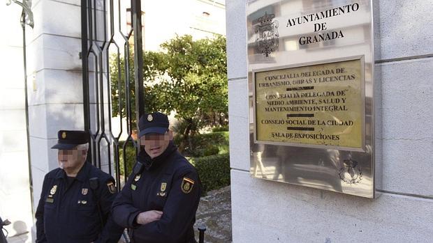 Agentes de la Policía Nacional delante del Ayuntamiento de Granada