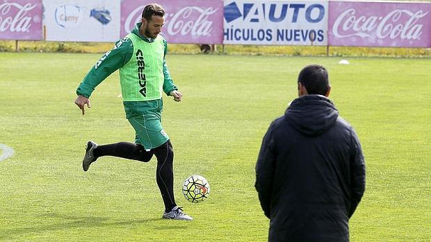 Xisco golpea el balón en el entrenamiento de esta mañana en presencia de Oltra