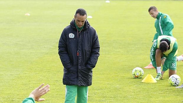 José Luis Oltra, serio en el entrenamiento del miércoles