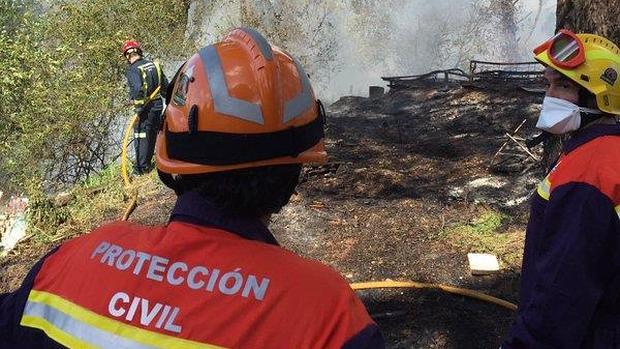 Bomberos trabajando en la zona del fuego