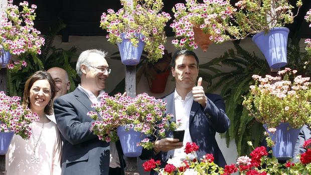 Sánchez durante su visita de esta mañana a San Basilio, 50