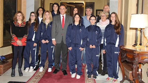 Un momento de la recepción del rector al equipo femenino de baloncesto de la UCO