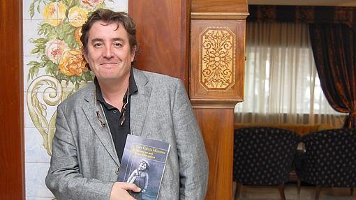 Luis García Montero, con uno de sus libros